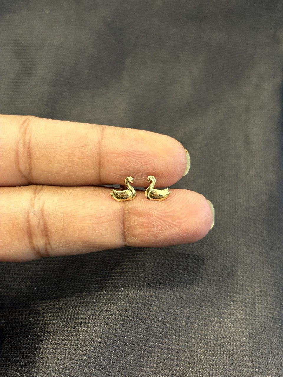 Swan S1 9 carat gold stud