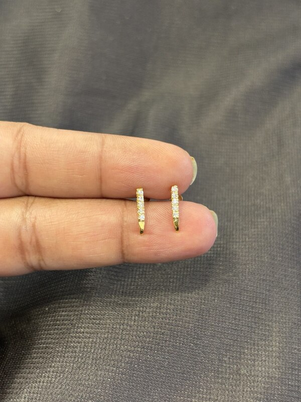 White straight 9 carat gold stud pair