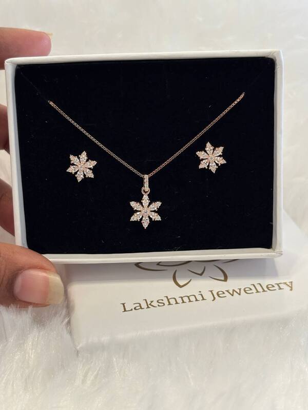 Silver star flower pendant set with rosegold finish