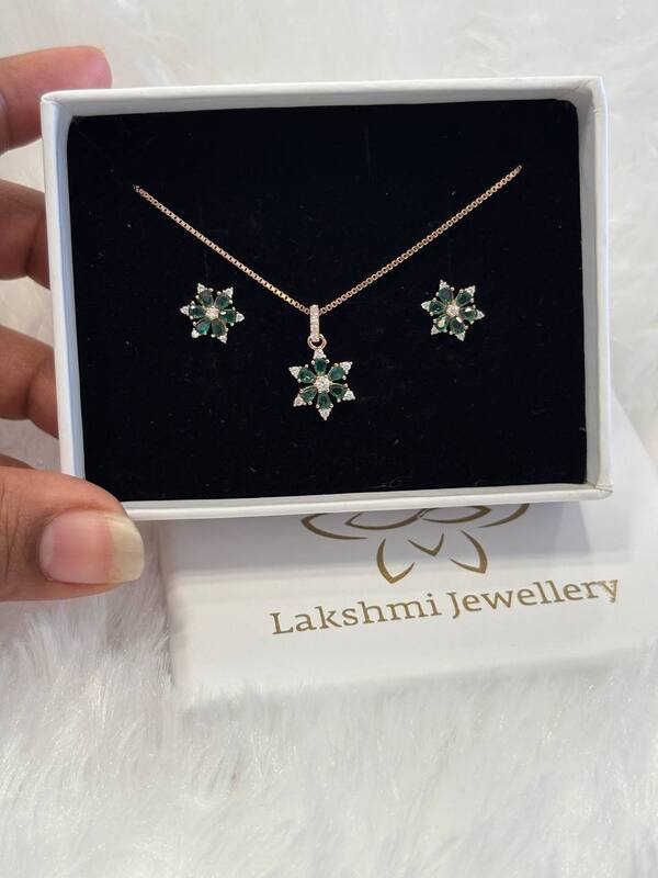 Silver star green pendant set with rosegold finish