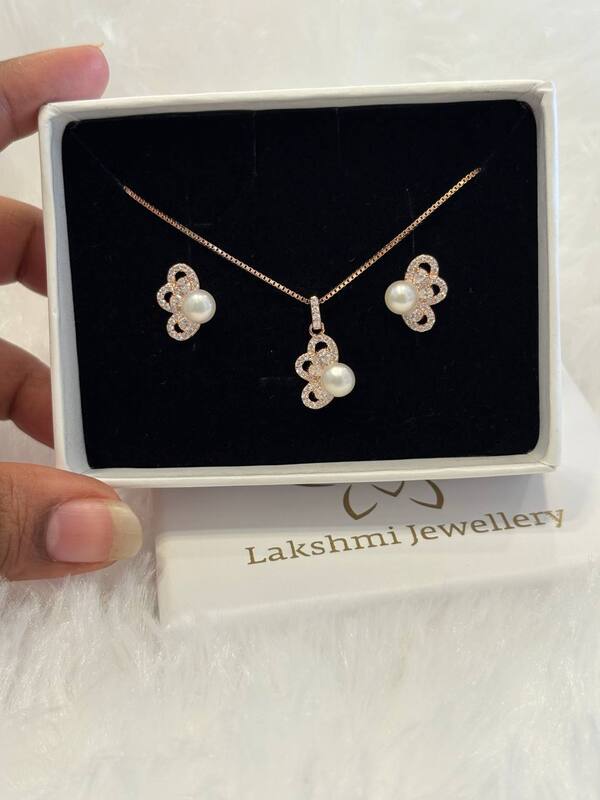 Silver pearl pendant set with rosegold finish