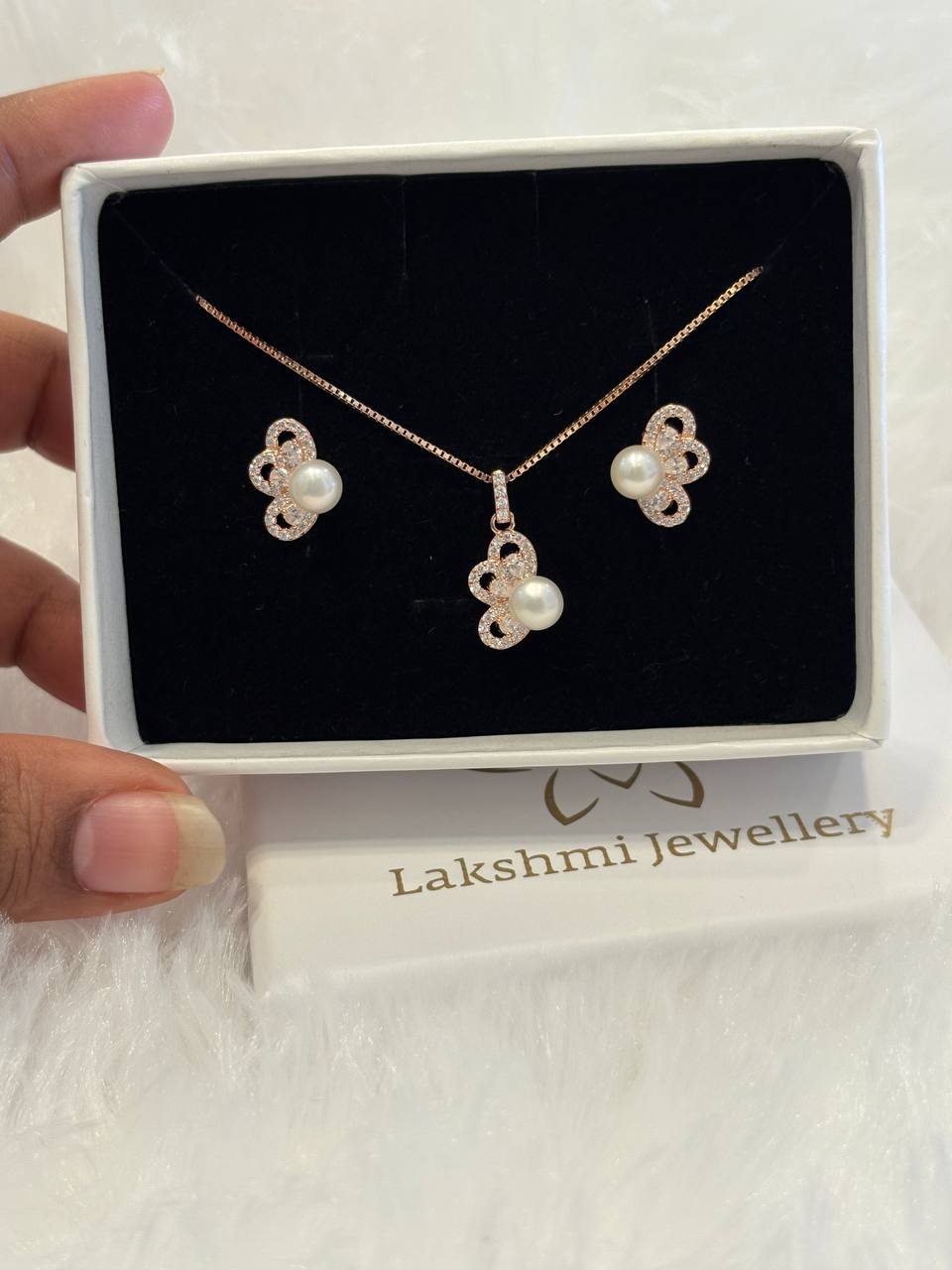 Silver pearl pendant set with rosegold finish