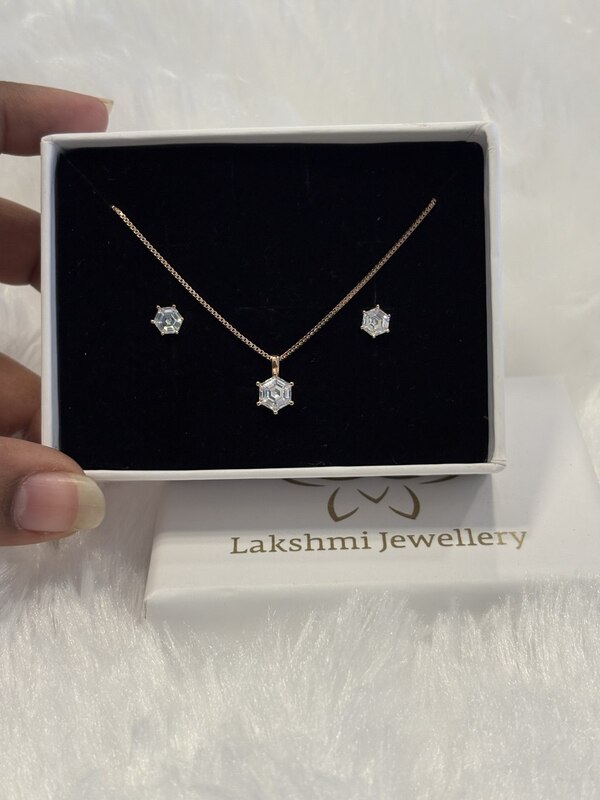Silver solitaire pendant set with rosegold finish
