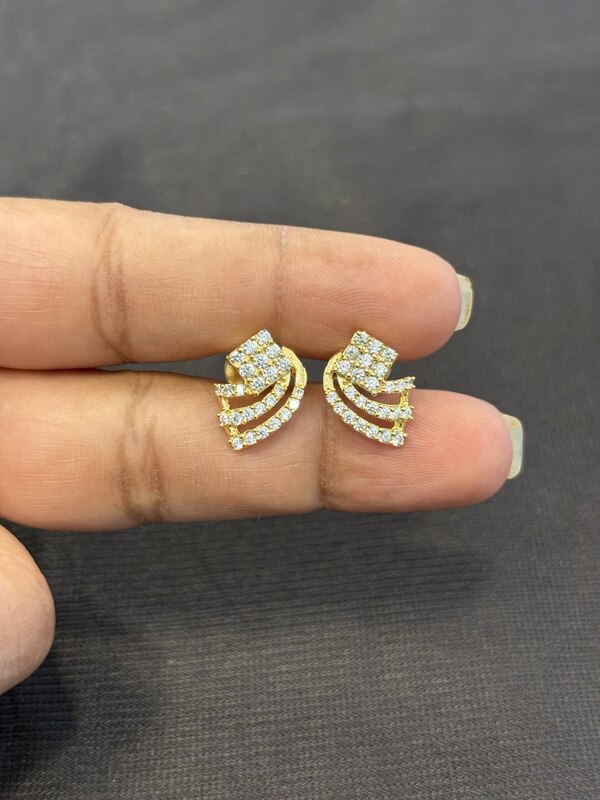 Silver raya stud with gold finish