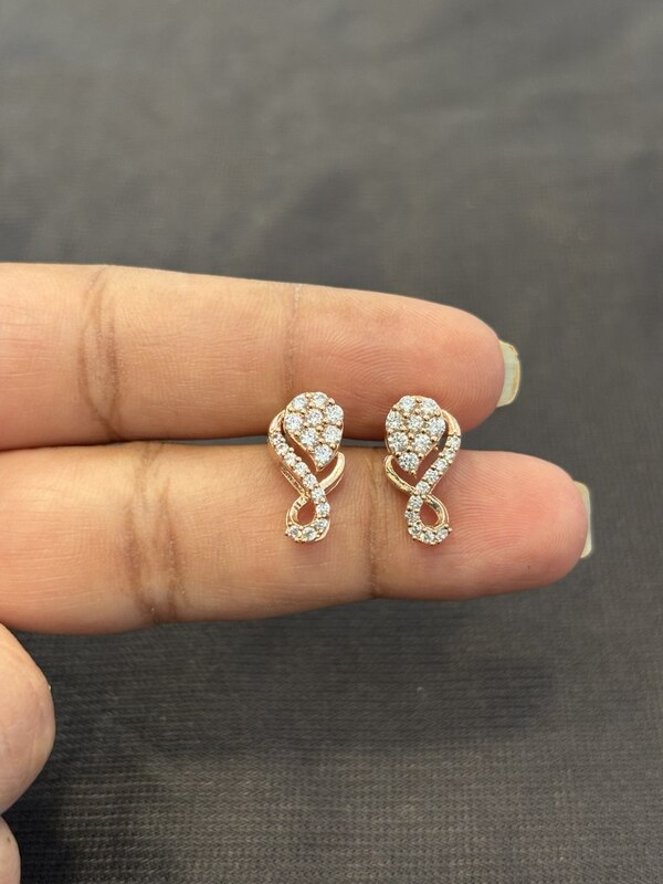 Silver sara stud coateed with rosegold finish