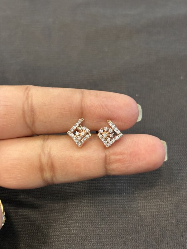 Silver sia stud coated with rosegold finish