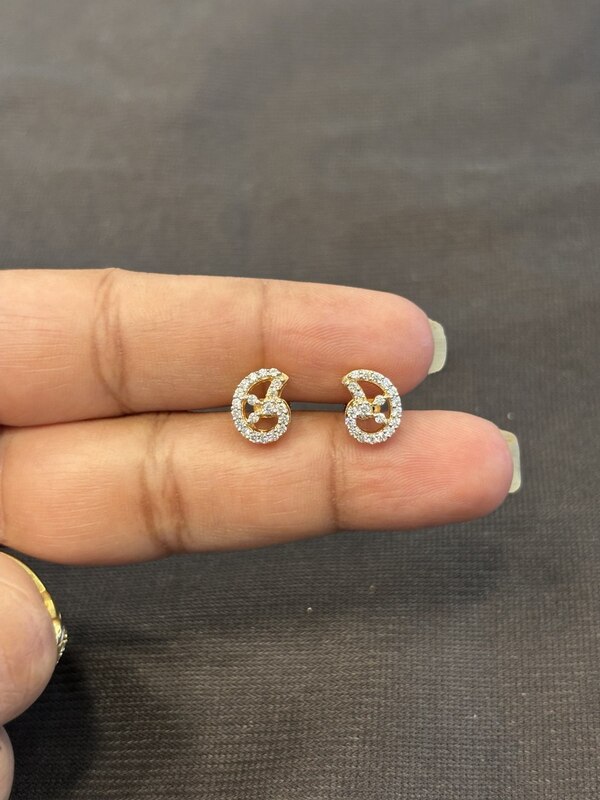 Silver zira stud coated with rosegold finish