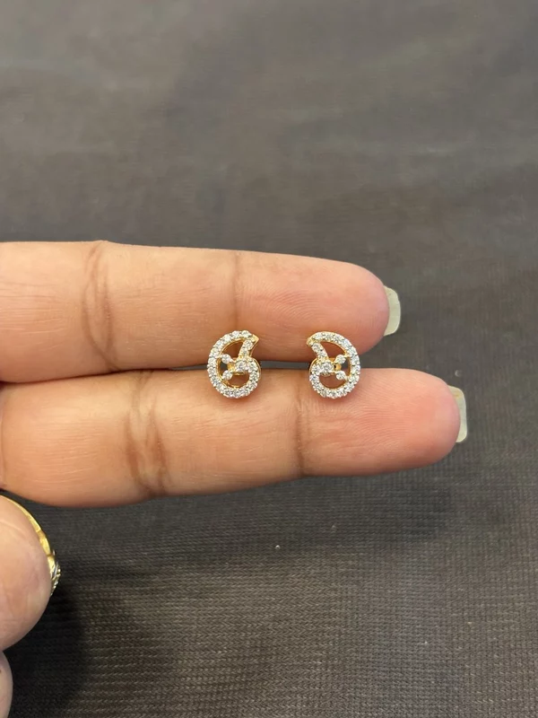 Silver zira stud coated with rosegold finish