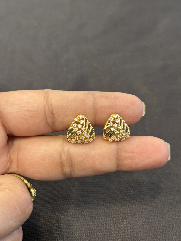 Silver triya stud coated with gold finish