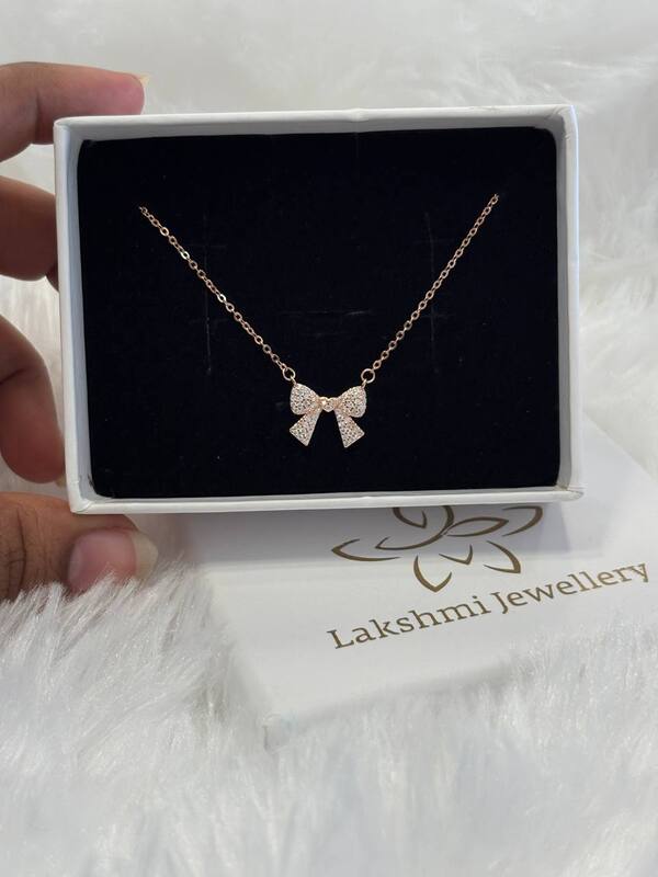Silver stone bow chain with rosegold finish