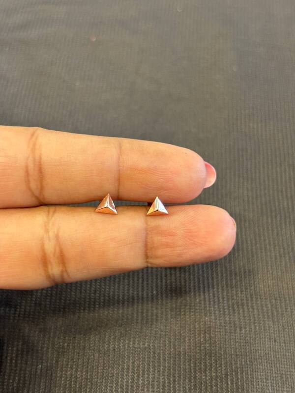 Silver traingle second stud with rosegold finish