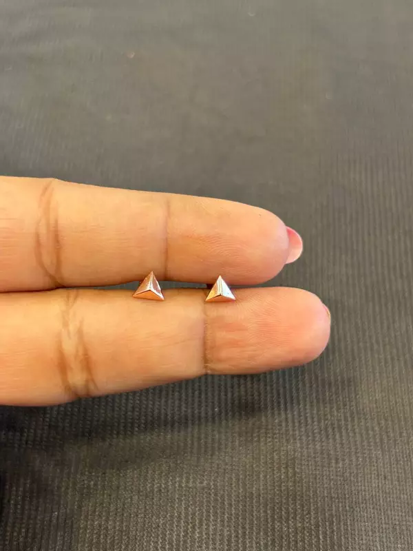 Silver traingle second stud with rosegold finish