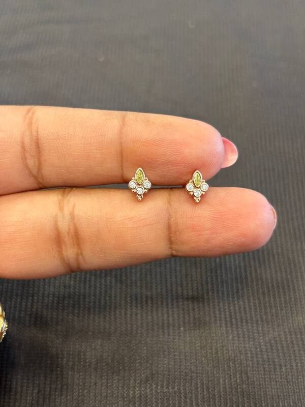 Silver yel second stud with rosegold finish