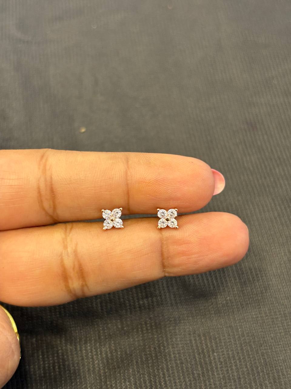 Silver pink four second stud with rosegold finish