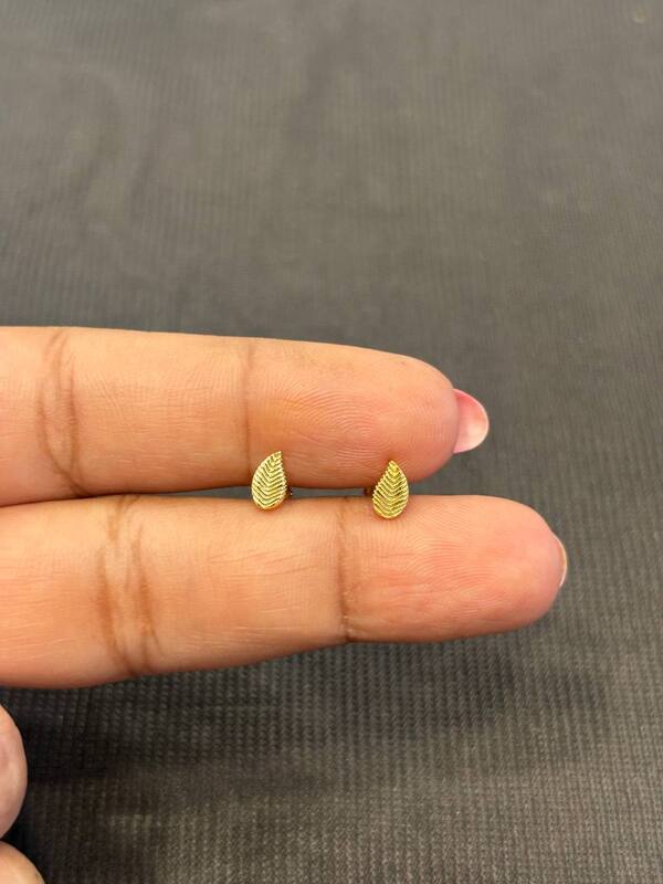 Silver plain leaf second stud with gold finish