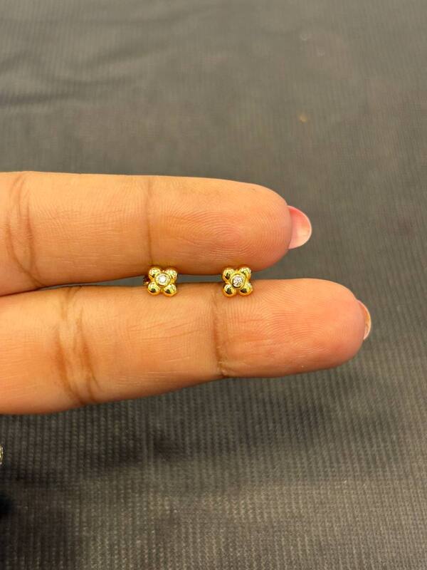 Silver ted second stud with gold finish