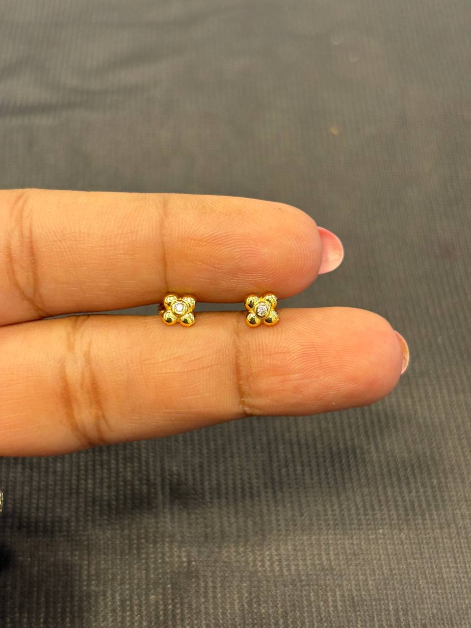 Silver ted second stud with gold finish