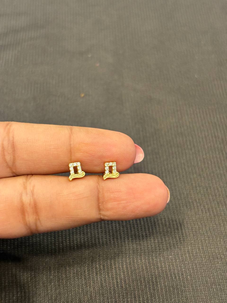 Silver wall second stud with gold finish