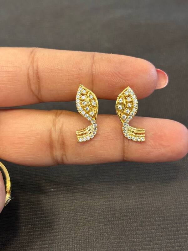 Silver shiny whirl stud with gold finish