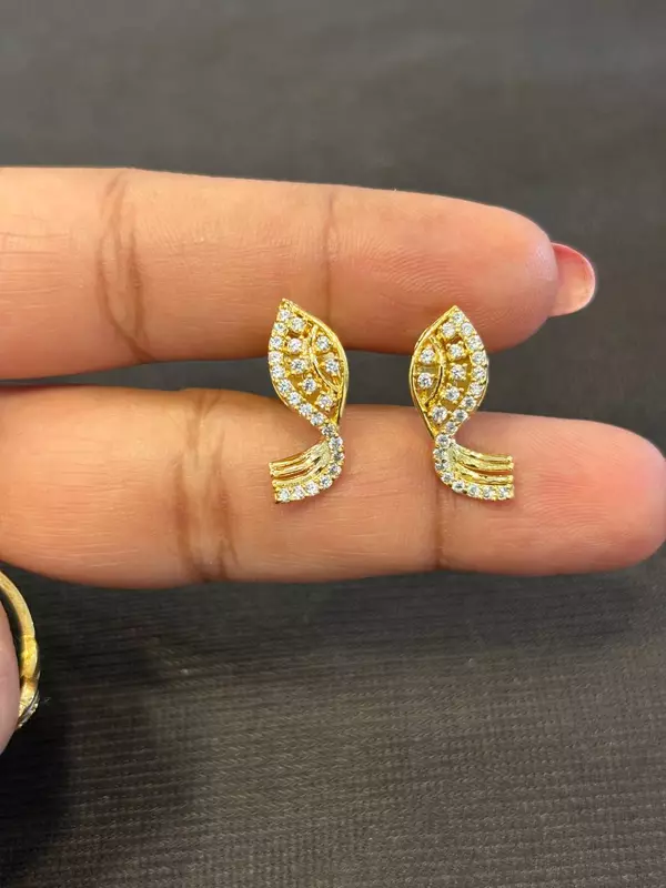 Silver shiny whirl stud with gold finish