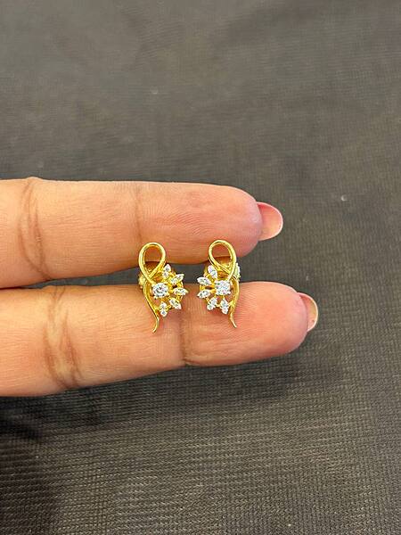 Silver aradhana stud with gold finish