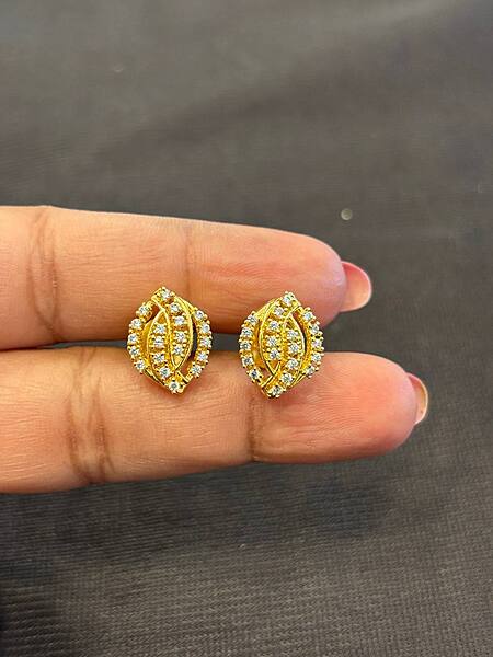 Silver nethra stud with gold finish