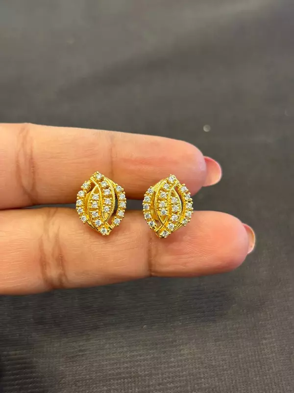 Silver nethra stud with gold finish