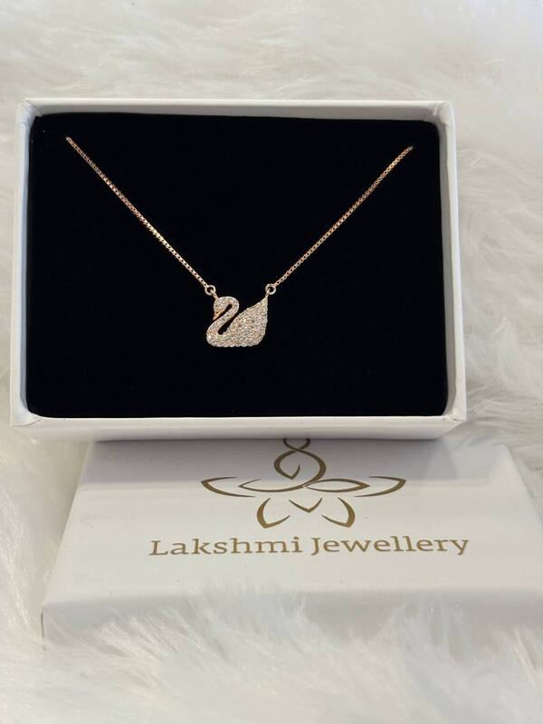 Silver swanvi pedannt with rosegold finish