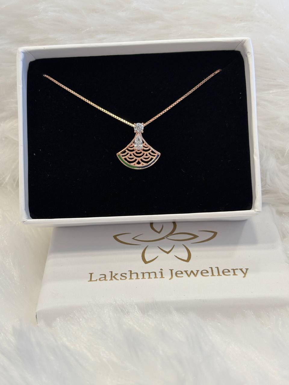 Silver shine shell chain with rosegold finish