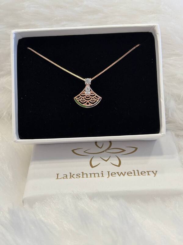 Silver shine shell chain with rosegold finish