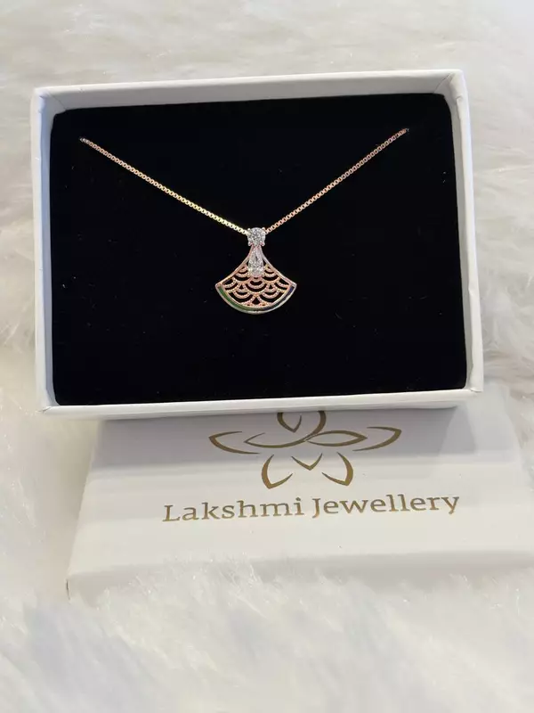 Silver shine shell chain with rosegold finish