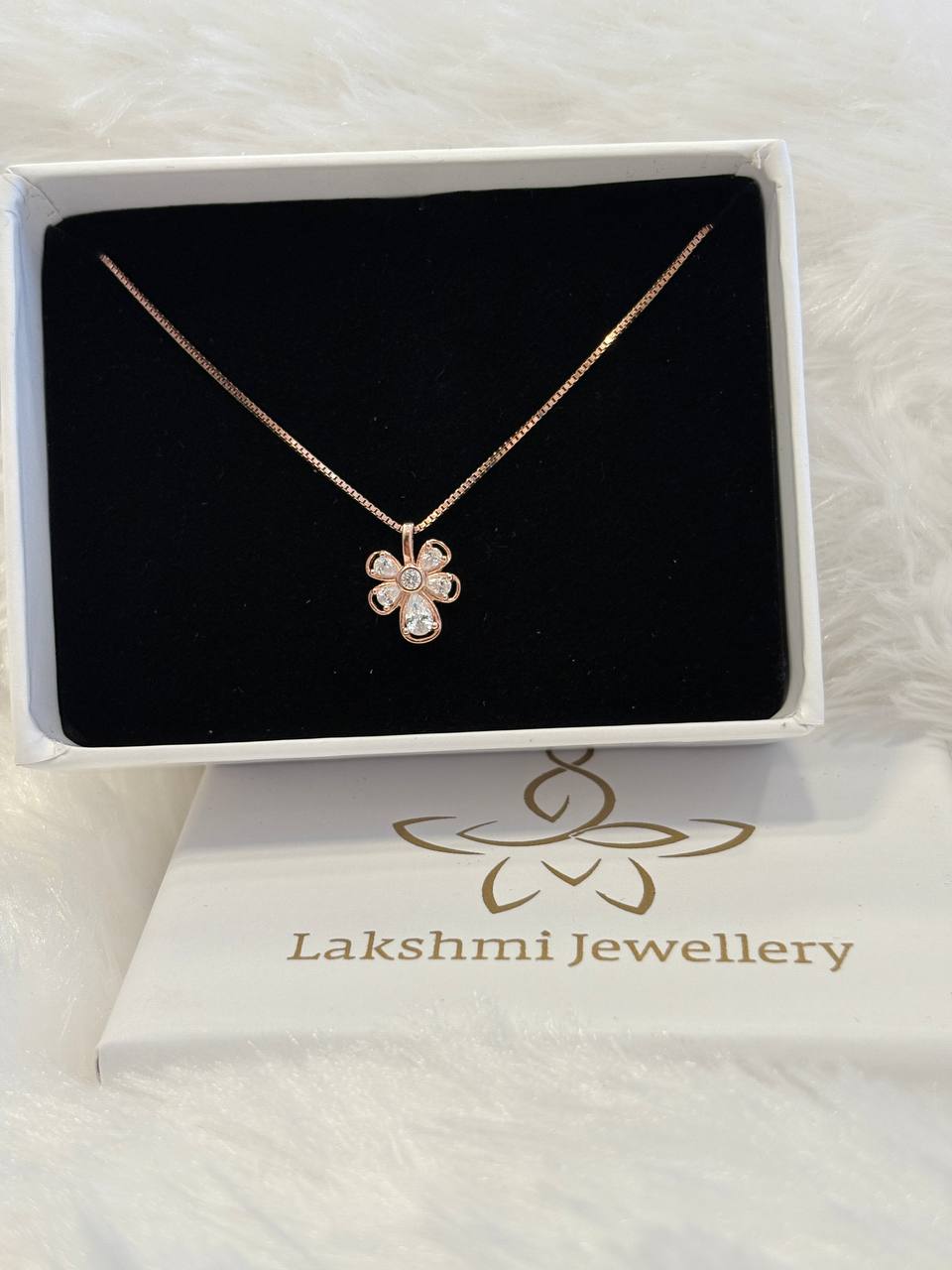 Silver pretty bloom chain with rosegold finish