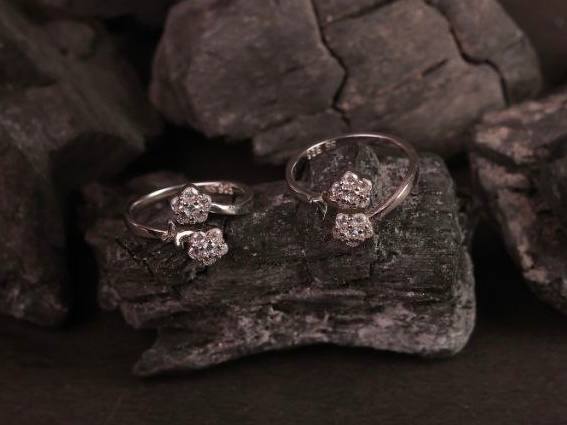 Silver padma toe ring