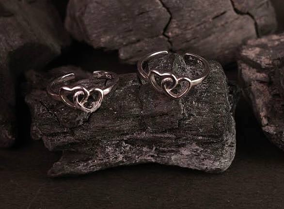 Silver heart toe ring