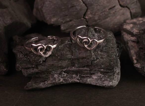 Silver heart toe ring