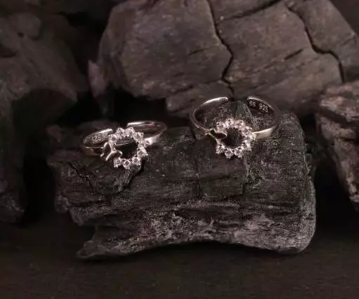 Silver butter toe ring