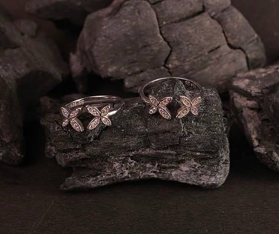 Silver cross toe ring