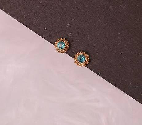 Silver bleue second stud with gold finish