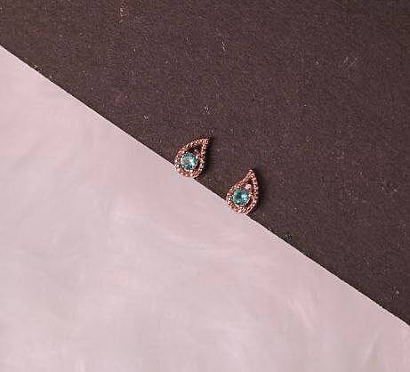 Silver maragaham second stud with gold finish