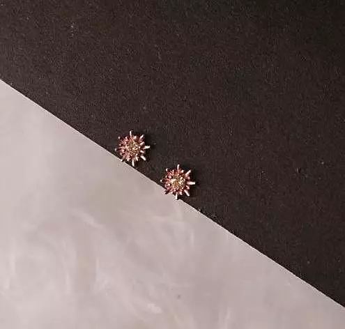 Silver yellow second stud set with rosegold finish