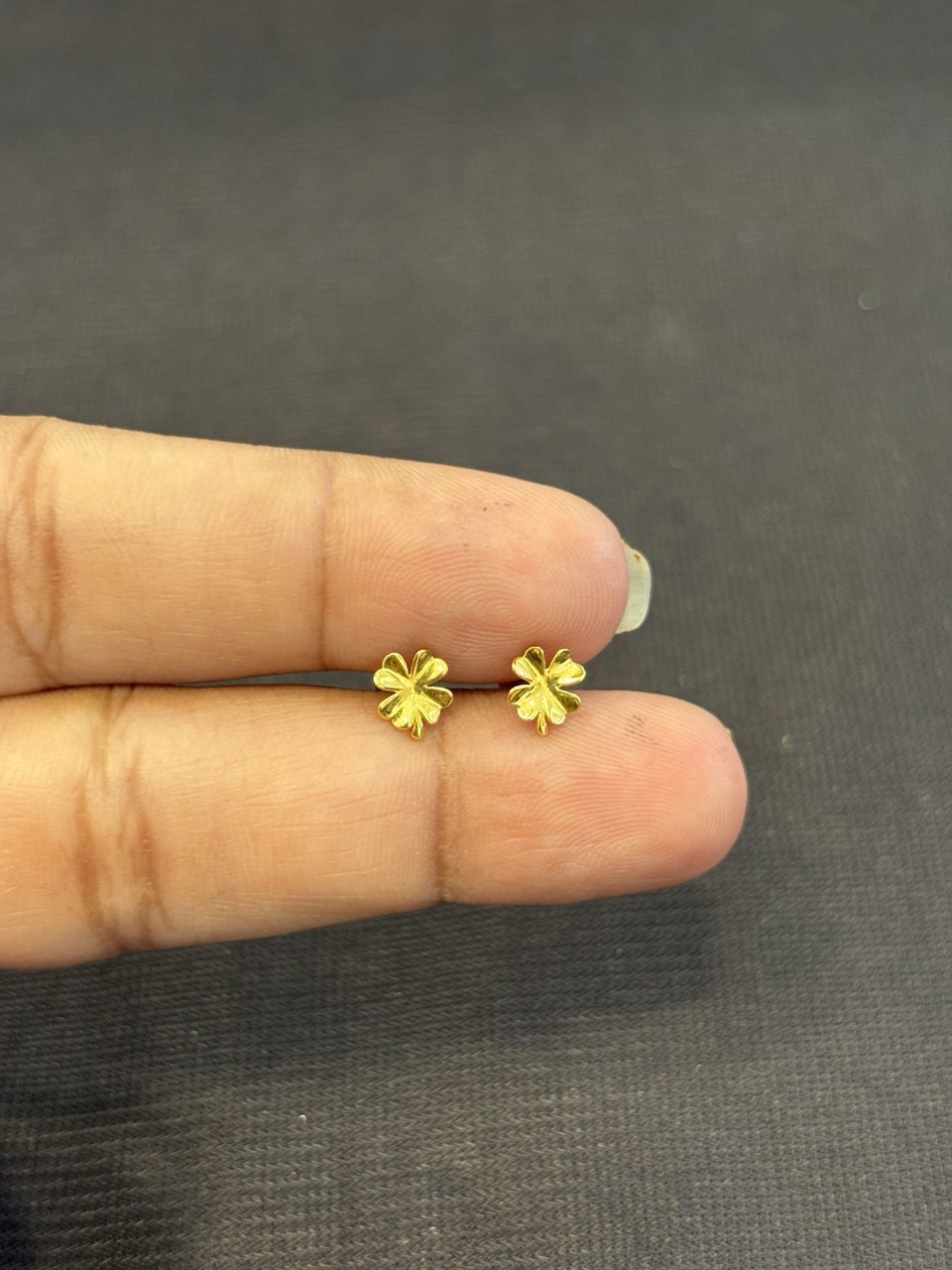 Flower 9 carat gold stud pair