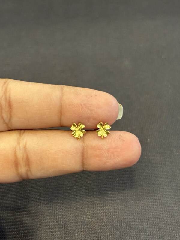 Flower 9 carat gold stud pair