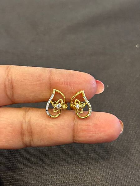 Silver three petal stud with gold finish