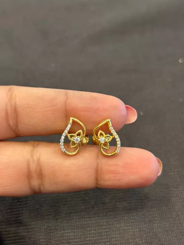 Silver three petal stud with gold finish