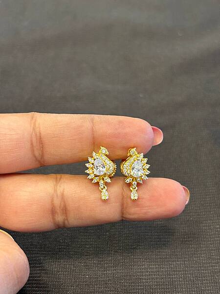 Silver mayil stud with gold finish