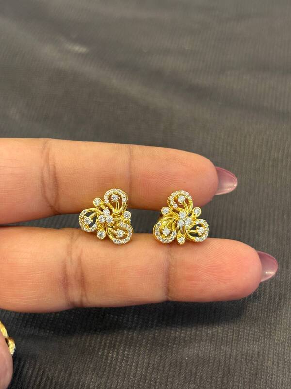 Silver nilofer stud with gold finish