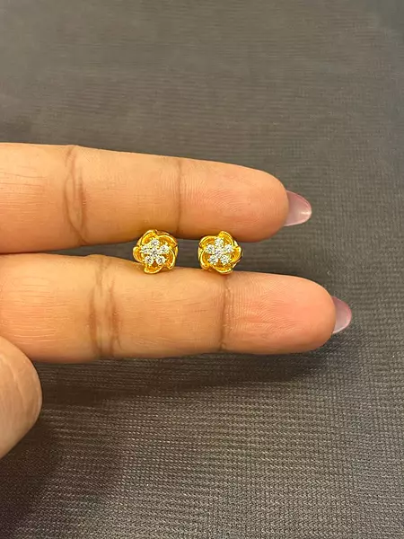 Silver niyathi stud with gold finish