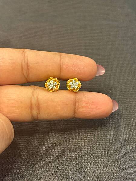 Silver niyathi stud with gold finish