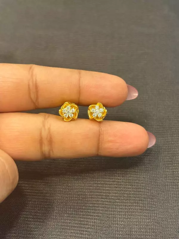 Silver niyathi stud with gold finish