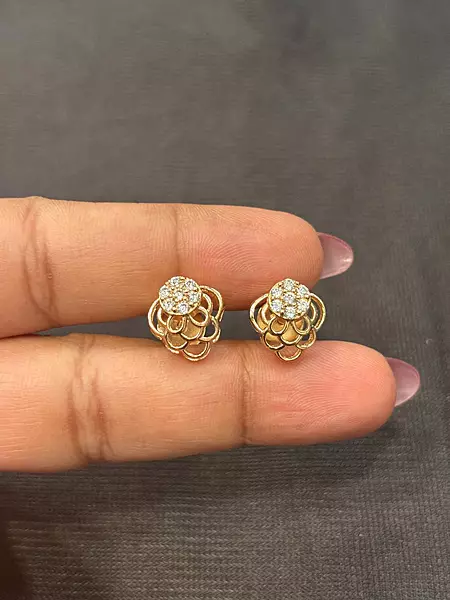 Silver kavinaya stud with rosegold finish